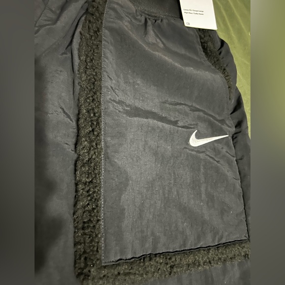 Nike Women's
Sportswear Essential
Woven High Rise Pants size small - Picture 9 of 9